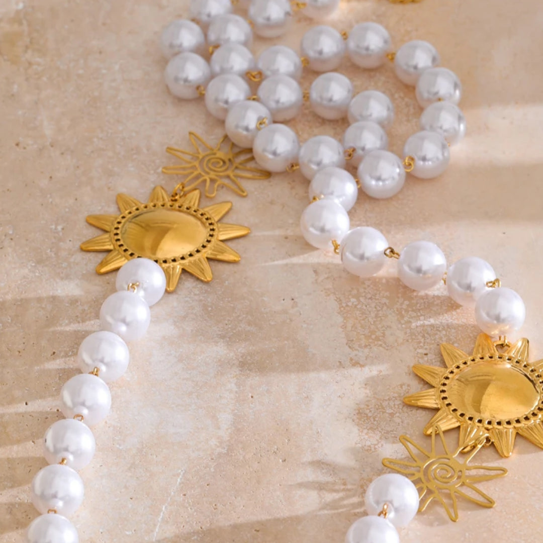 Collar artesanal dorado con caída fluida – lenorajewelry.com/collar-sol-de-perlas, collar dorado mujer, collar largo con perlas, joyas elegantes, joyería artesanal, regalo para ella, collar otoño invierno, LENORA collar