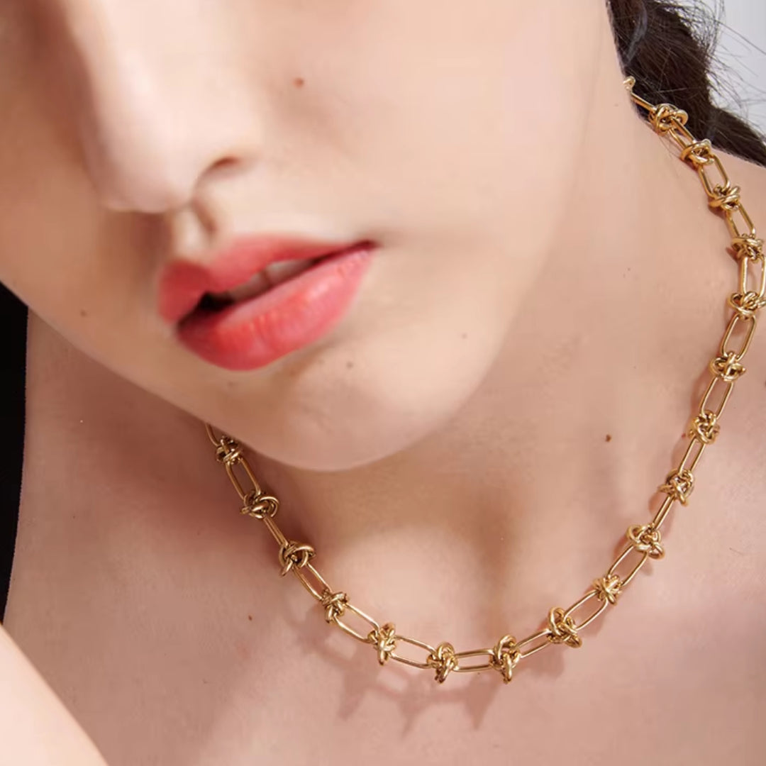  Collar geométrico de acero inoxidable con baño de oro de 18K
https://lenorajewelry.com/collar-brazalete-acero-inoxidable-oro-18k