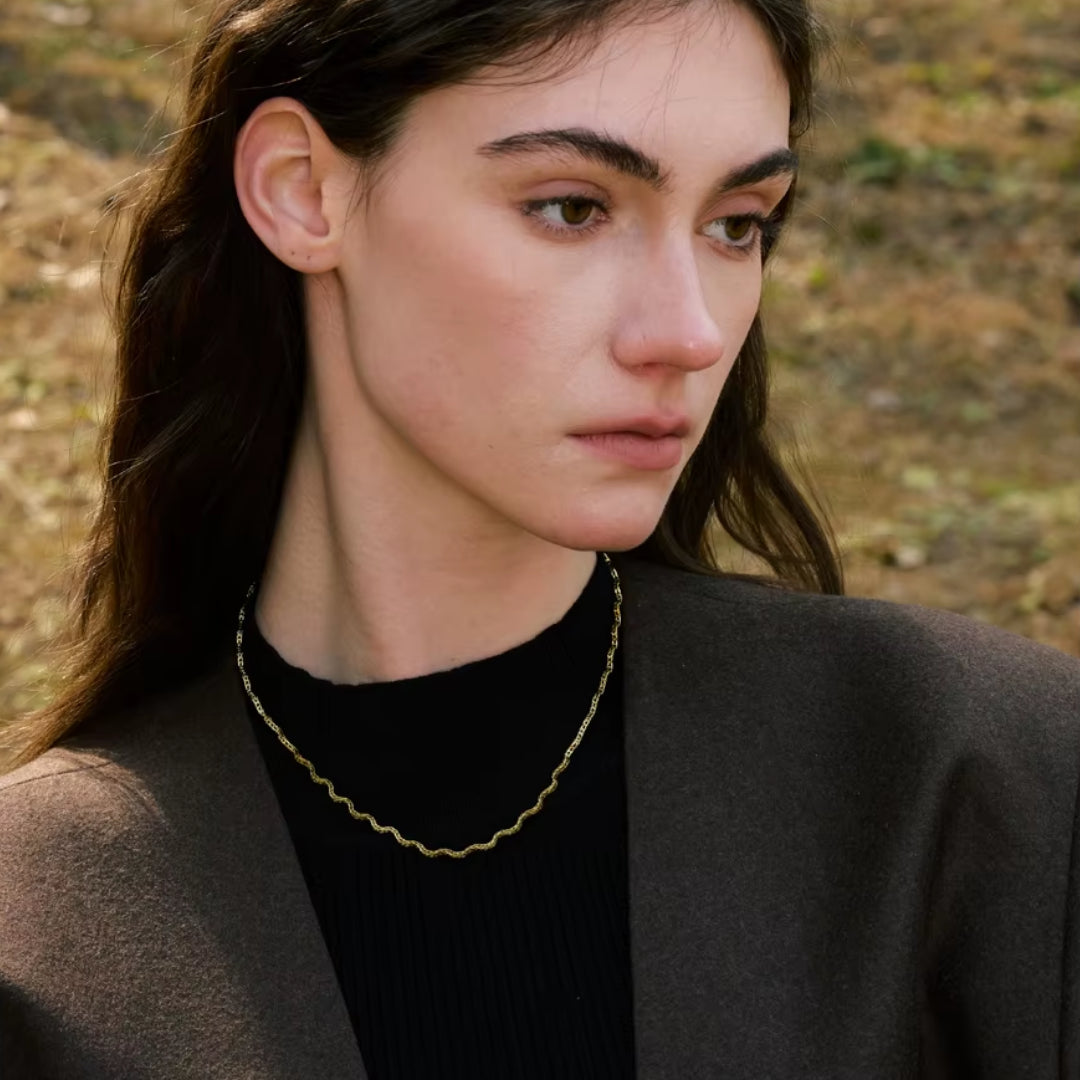 collar geométrico, oro PVD, acero inoxidable, joyería resistente al agua, Geo Aurea, regalos para mujer, collar de moda, joyas minimalistas, accesorios elegantes