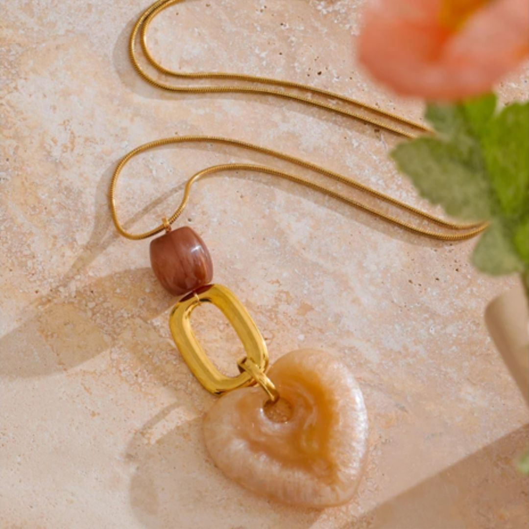 collar largo, collar de suéter, joyería geométrica, colgante corazón, resina acrílica, collar chapado en oro, accesorio resistente, joyería de otoño, moda de invierno, collar dorado para mujer
https://lenorajewelry.com/collar-largo-corazon-dorado-resina-acrilica