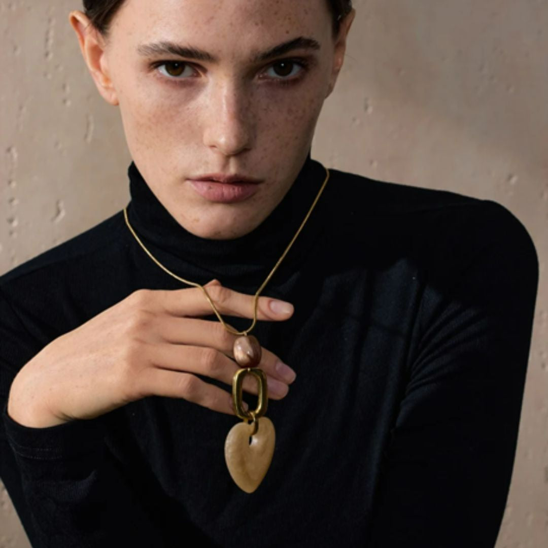 collar largo, collar de suéter, joyería geométrica, colgante corazón, resina acrílica, collar chapado en oro, accesorio resistente, joyería de otoño, moda de invierno, collar dorado para mujer
https://lenorajewelry.com/collar-largo-corazon-dorado-resina-acrilica