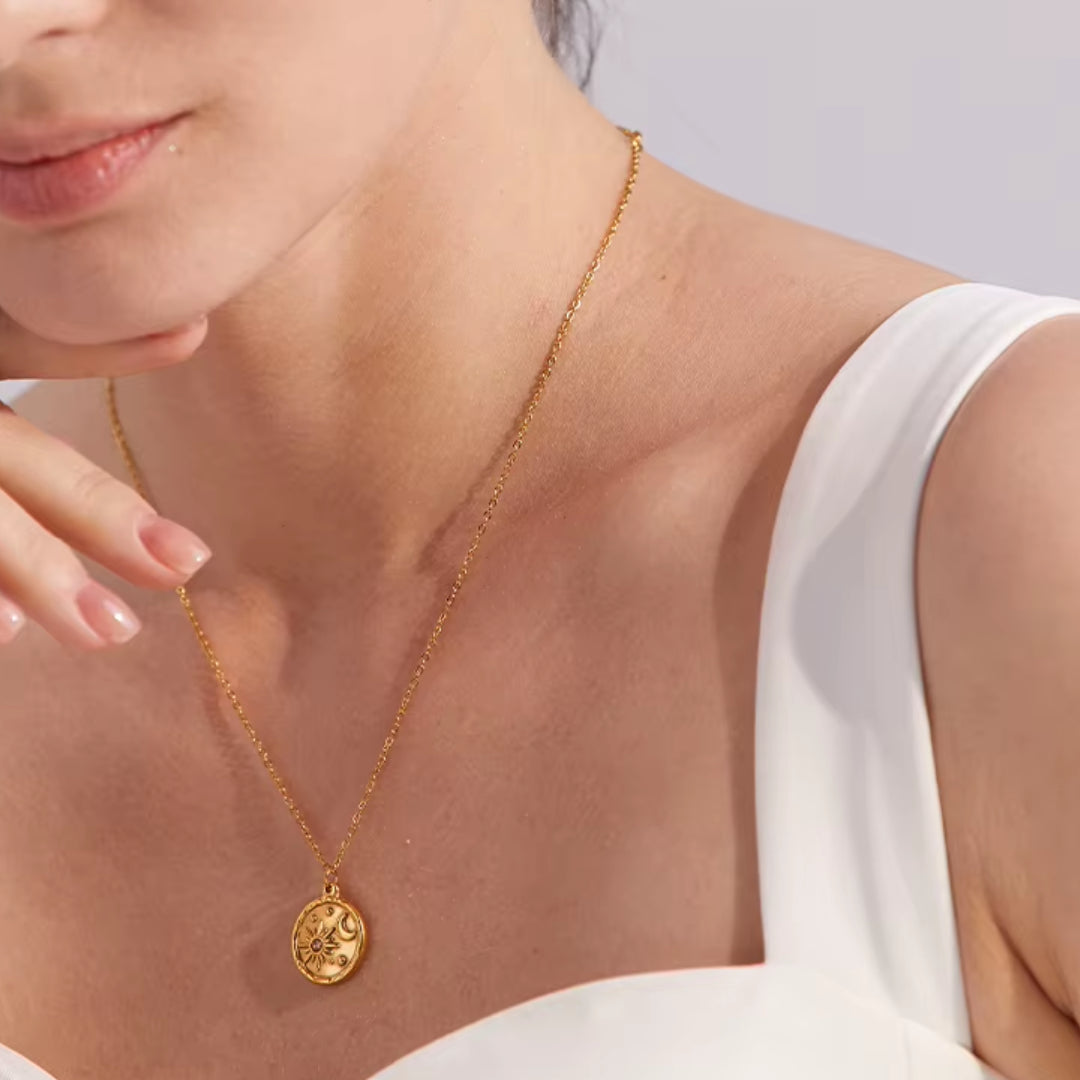 Collar redondo Sol y Luna en acero inoxidable con baño de oro 18K
https://lenorajewelry.com/collar-sol-luna-redondo-acero-inoxidable-18k-moda