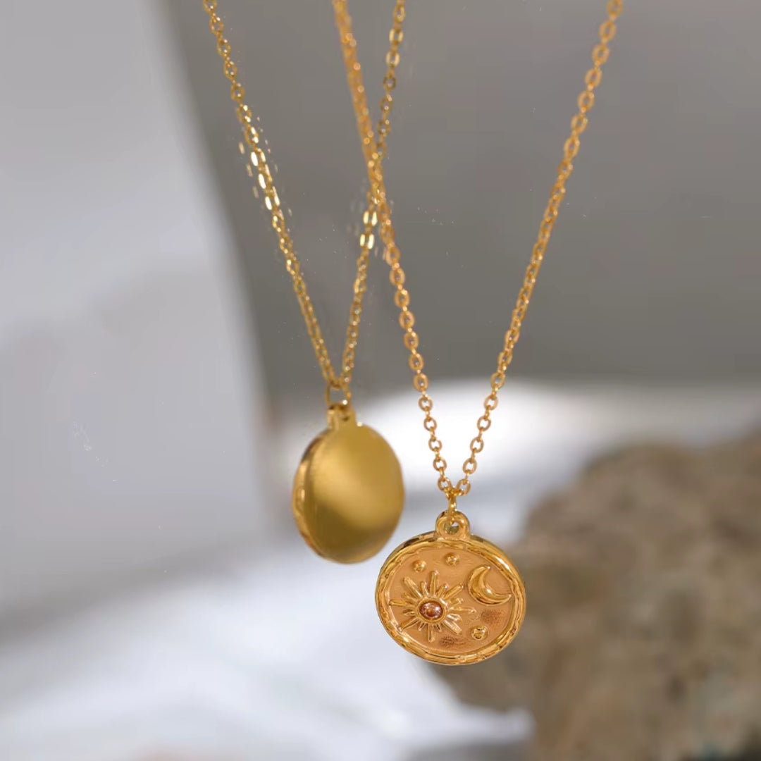 Collar redondo Sol y Luna en acero inoxidable con baño de oro 18K
https://lenorajewelry.com/collar-sol-luna-redondo-acero-inoxidable-18k-moda