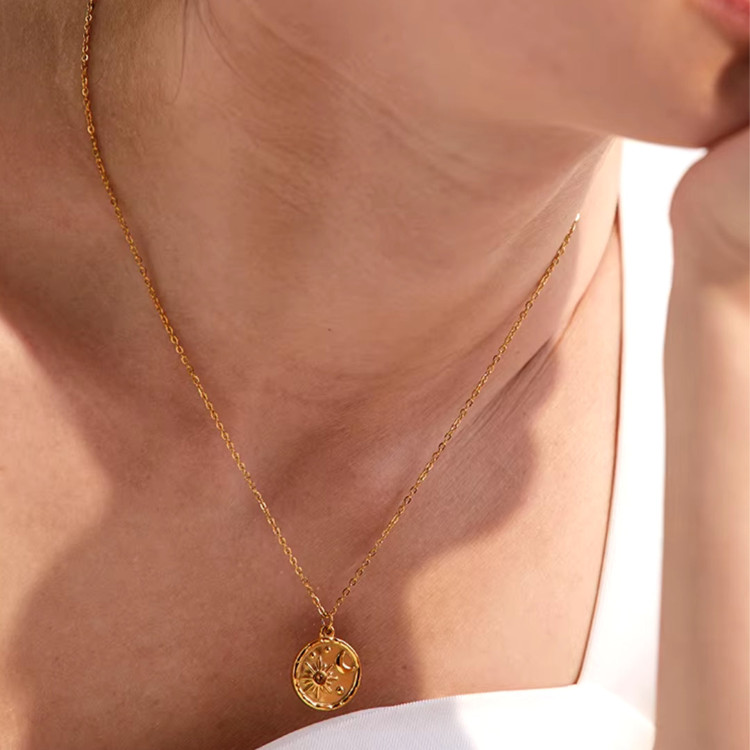 Collar redondo Sol y Luna en acero inoxidable con baño de oro 18K
https://lenorajewelry.com/collar-sol-luna-redondo-acero-inoxidable-18k-moda