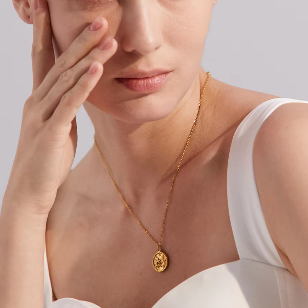 Collar redondo Sol y Luna en acero inoxidable con baño de oro 18K
https://lenorajewelry.com/collar-sol-luna-redondo-acero-inoxidable-18k-moda