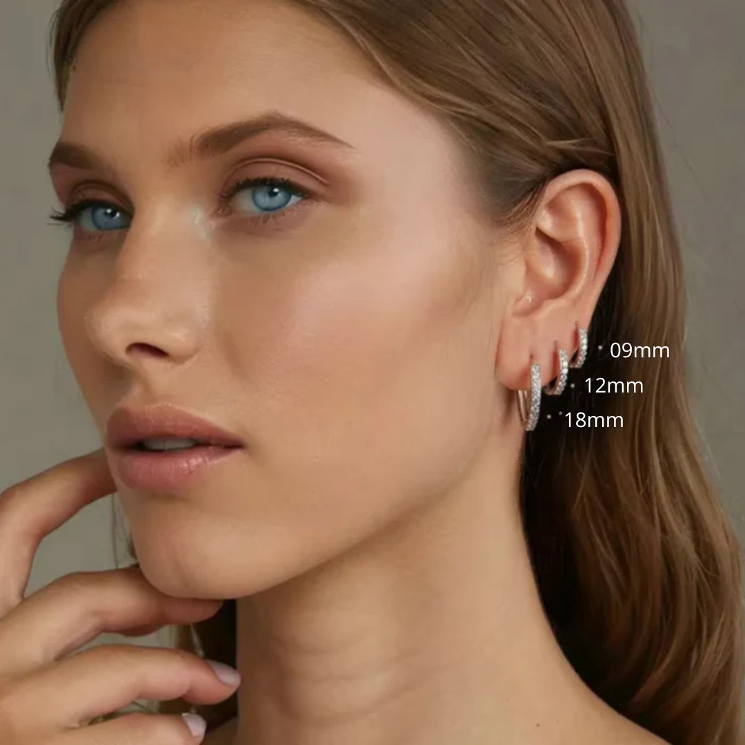 pendientes minimalistas de aro, pendientes de plata esterlina 925, aros elegantes de circonia cúbica, pendientes clásicos para mujer, aros bañados en oro blanco, pendientes hipoalergénicos de plata, joyería minimalista de plata, pendientes de circonia cúbica AAAAA, aros brillantes estilo diamante, pendientes cómodos para uso diario, pendientes sofisticados para mujer, pendientes modernos de plata, aros de diseño clásico, pendientes de alta calidad, joyería elegante para mujer.