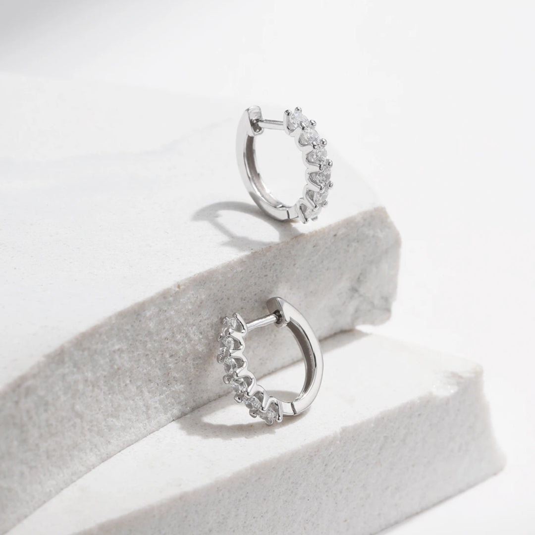 D Color Moissanite Small Hoop Earrings in 925 Sterling Silver, Aros pequeños de moissanita en plata esterlina 925