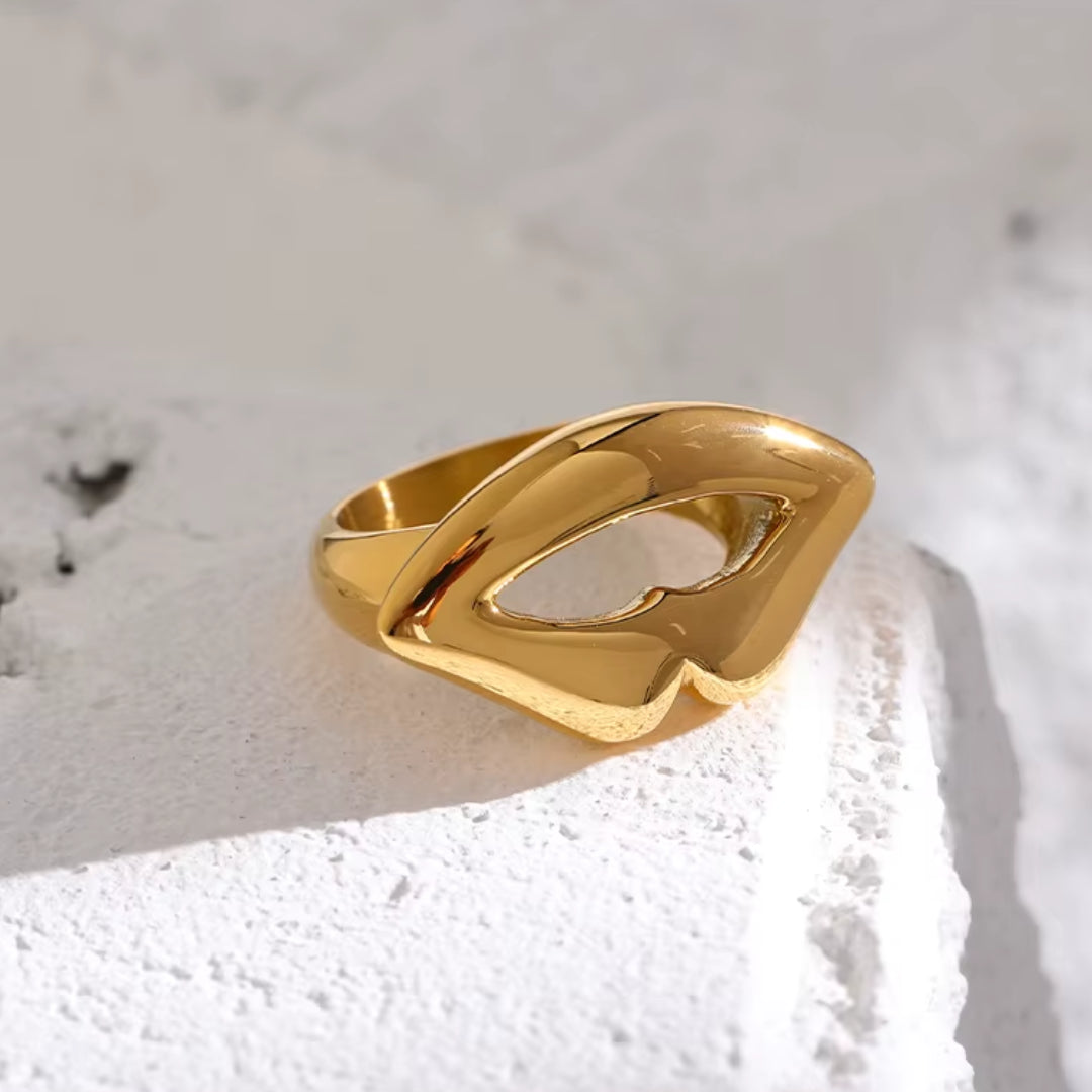 anillo encanto de labios, anillo de cuerda oro 18k, joyería resistente al agua, acero inoxidable 316L, anillo elegante para mujeres, diseño único de labios, Lenora Jewelry, joyería moderna, accesorios dorados