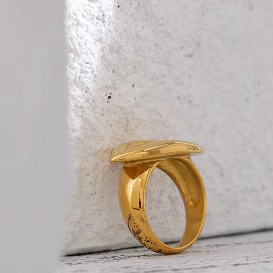 anillo encanto de labios, anillo de cuerda oro 18k, joyería resistente al agua, acero inoxidable 316L, anillo elegante para mujeres, diseño único de labios, Lenora Jewelry, joyería moderna, accesorios dorados