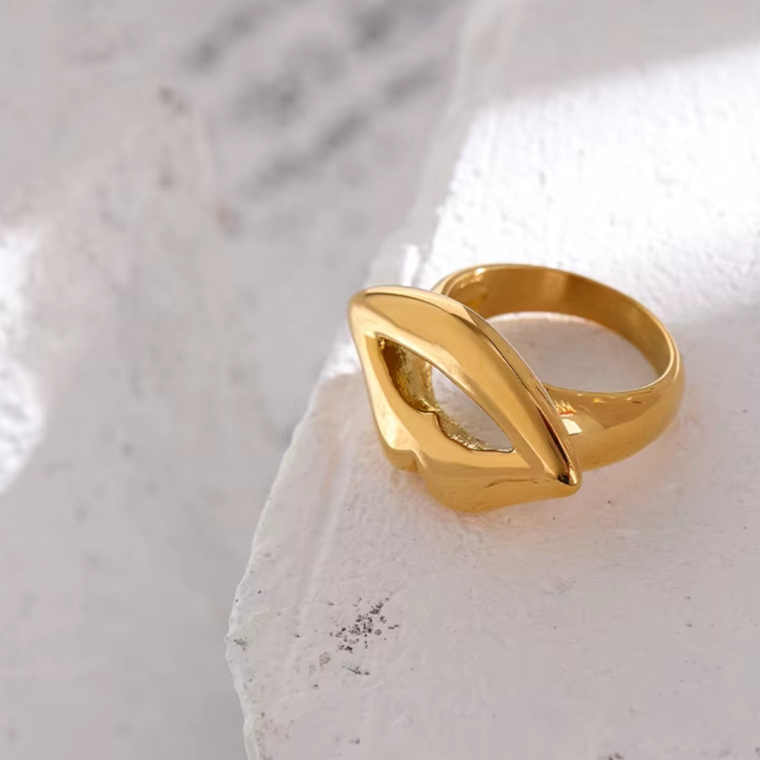 anillo encanto de labios, anillo de cuerda oro 18k, joyería resistente al agua, acero inoxidable 316L, anillo elegante para mujeres, diseño único de labios, Lenora Jewelry, joyería moderna, accesorios dorados