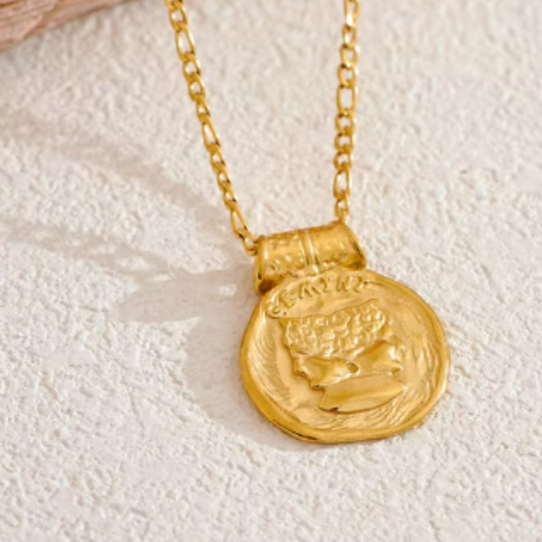 Collar de constelaciones dorado con diseño vintage, Collar zodiacal martillado en acero inoxidable, Joyería dorada 18k con signos zodiacales
https://lenorajewelry.com/collar-constelaciones-dorado-vintage-martillado