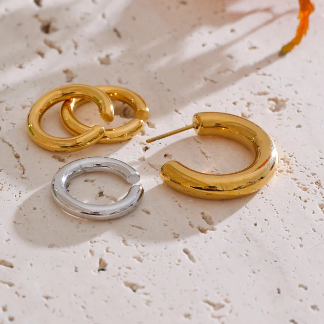Pendientes Clip Aureo en forma de C oro 18k impermeables – lenorajewelry.com/pendientes-clip-aureo-impermeables, pendientes clip, joyería impermeable, accesorios personalidad, clip para oreja, acero inoxidable oro, LENORA, pendientes forma C, joyas anatómicas, pendientes doble pieza



