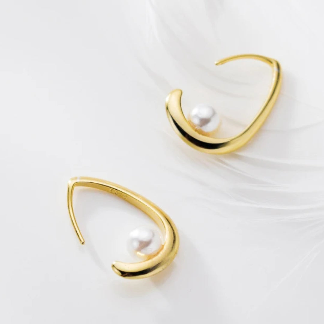 pendientes elegantes con perlas, pendientes de color oro, pendientes en forma de gota de agua, pendientes de perlas doradas, pendientes elegantes, pendientes de moda, pendientes de diseño, joyería con perlas, pendientes de alta calidad, pendientes sofisticados