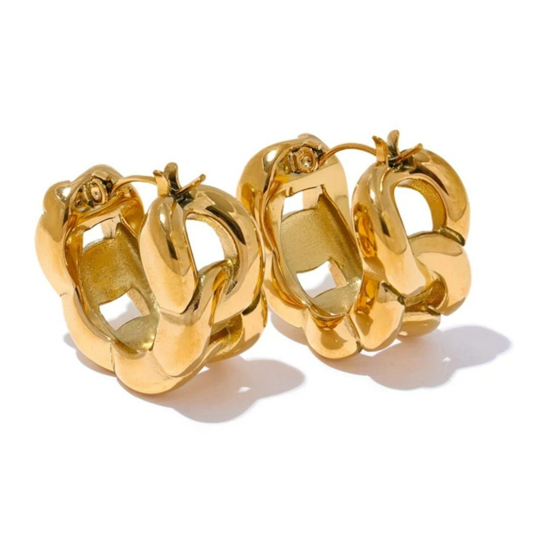 Pendientes Éter Dorado aro hueco geométrico oro 18K con cadena – lenorajewelry.com/pendientes-eter-dorado-oro-cadena
pendientes de aro, aros geométricos, joyería fina, pendientes oro, regalo mujer, pendientes con cadena, joyas resistentes agua, LENORA, aros huecos, pendientes ligeros