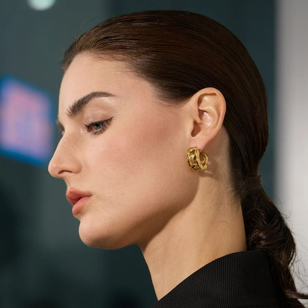 Pendientes Éter Dorado aro hueco geométrico oro 18K con cadena – lenorajewelry.com/pendientes-eter-dorado-oro-cadena
pendientes de aro, aros geométricos, joyería fina, pendientes oro, regalo mujer, pendientes con cadena, joyas resistentes agua, LENORA, aros huecos, pendientes ligeros
