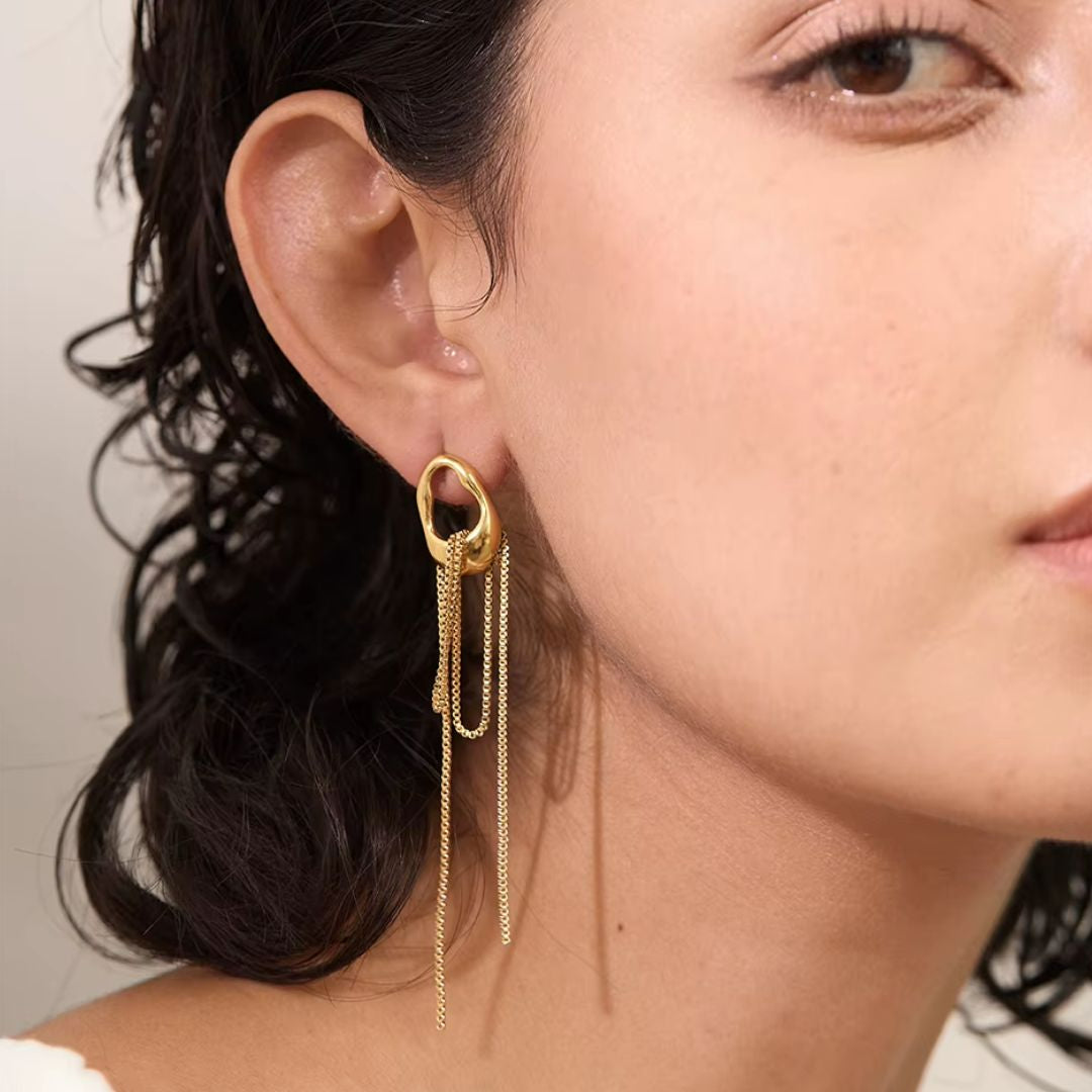 Pendientes Eterno Resplandor 316L con diseño geométrico y elegante borla dorada, perfectos para realzar cualquier look con sofisticación
https://lenorajewelry.com/pendientes-eterno-resplandor-316l