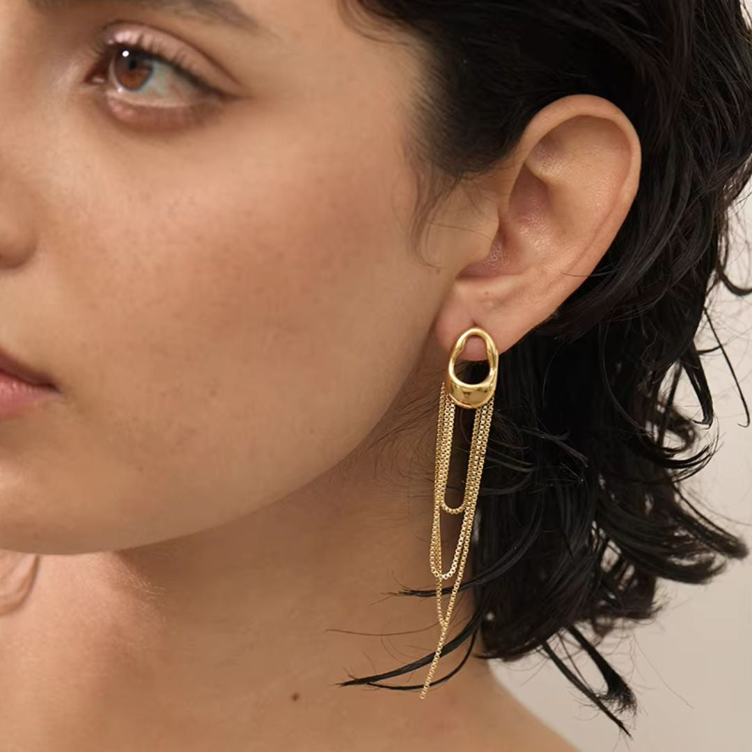 Pendientes Eterno Resplandor 316L con diseño geométrico y elegante borla dorada, perfectos para realzar cualquier look con sofisticación
https://lenorajewelry.com/pendientes-eterno-resplandor-316l