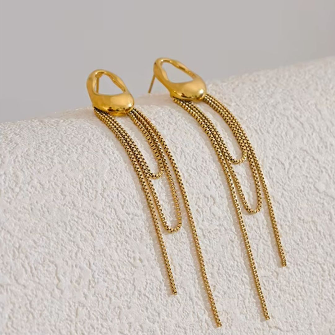 Pendientes Eterno Resplandor 316L con diseño geométrico y elegante borla dorada, perfectos para realzar cualquier look con sofisticación
https://lenorajewelry.com/pendientes-eterno-resplandor-316l