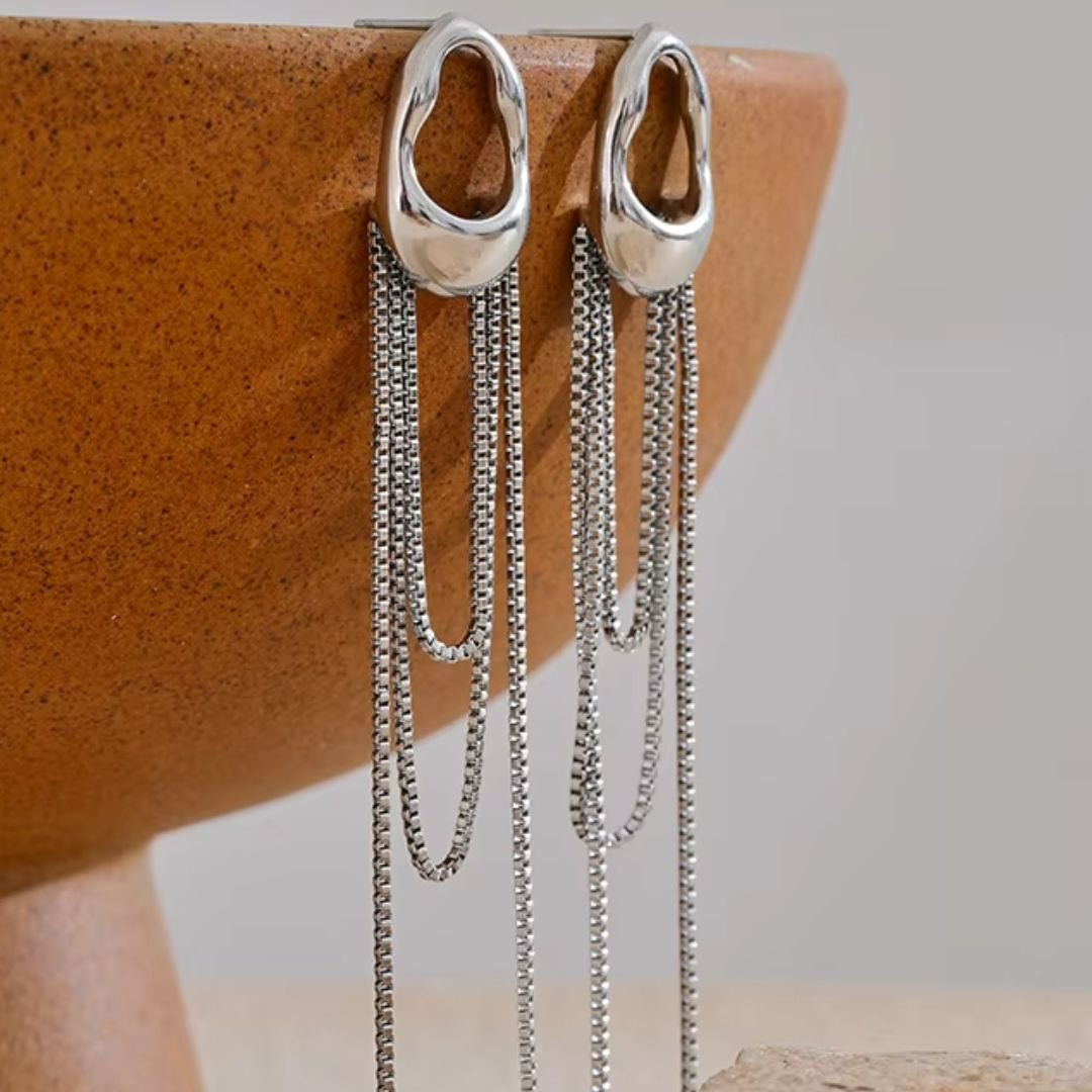 Pendientes Eterno Resplandor 316L con diseño geométrico y elegante borla dorada, perfectos para realzar cualquier look con sofisticación
https://lenorajewelry.com/pendientes-eterno-resplandor-316l