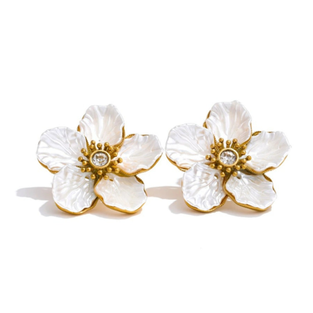 Joyería dorada floral con nácar natural – lenorajewelry.com/pendientes-florencia-brillante, pendientes flor dorada, joyería de flor, pendientes con resina, pendientes elegantes mujer, joyería moderna, acero inoxidable, LENORA joyería