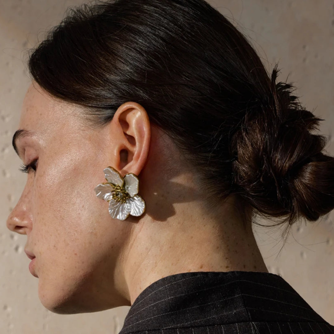 Joyería dorada floral con nácar natural – lenorajewelry.com/pendientes-florencia-brillante, pendientes flor dorada, joyería de flor, pendientes con resina, pendientes elegantes mujer, joyería moderna, acero inoxidable, LENORA joyería