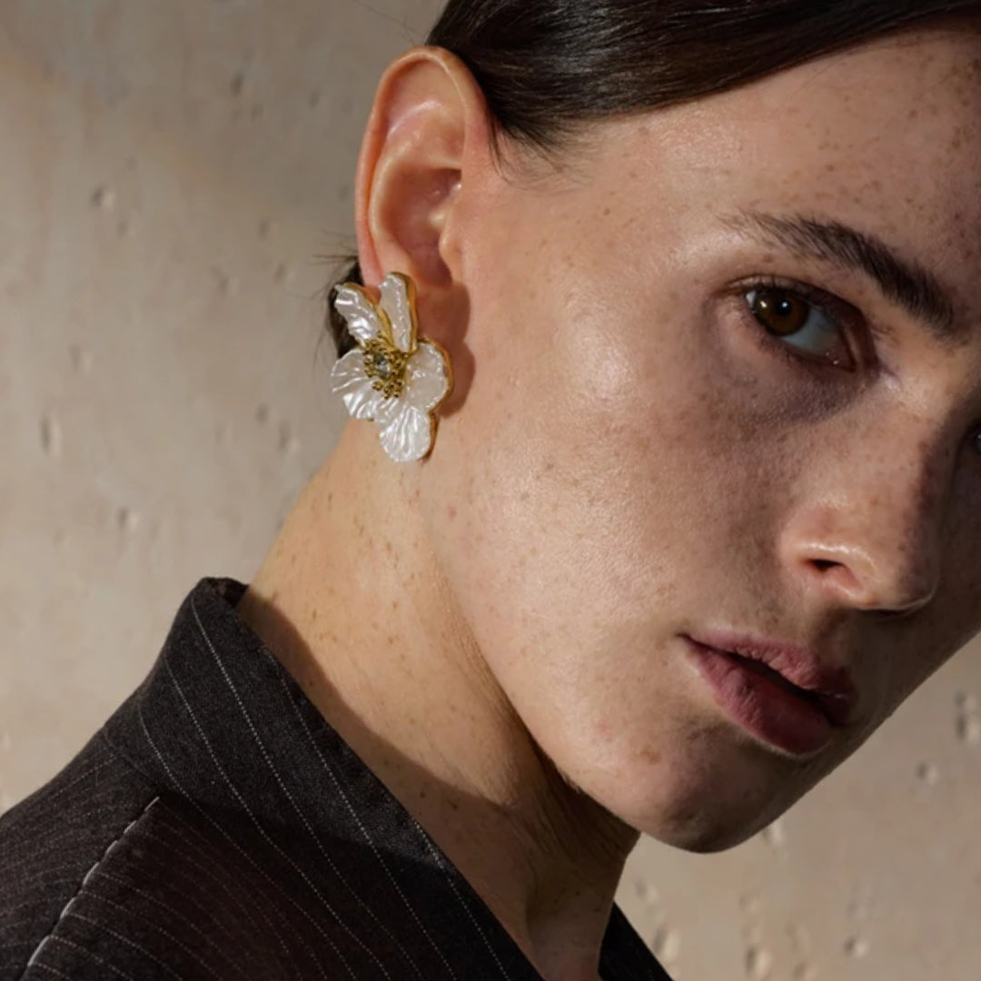 Joyería dorada floral con nácar natural – lenorajewelry.com/pendientes-florencia-brillante, pendientes flor dorada, joyería de flor, pendientes con resina, pendientes elegantes mujer, joyería moderna, acero inoxidable, LENORA joyería