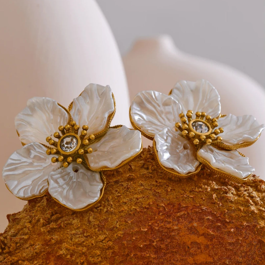 Joyería dorada floral con nácar natural – lenorajewelry.com/pendientes-florencia-brillante, pendientes flor dorada, joyería de flor, pendientes con resina, pendientes elegantes mujer, joyería moderna, acero inoxidable, LENORA joyería