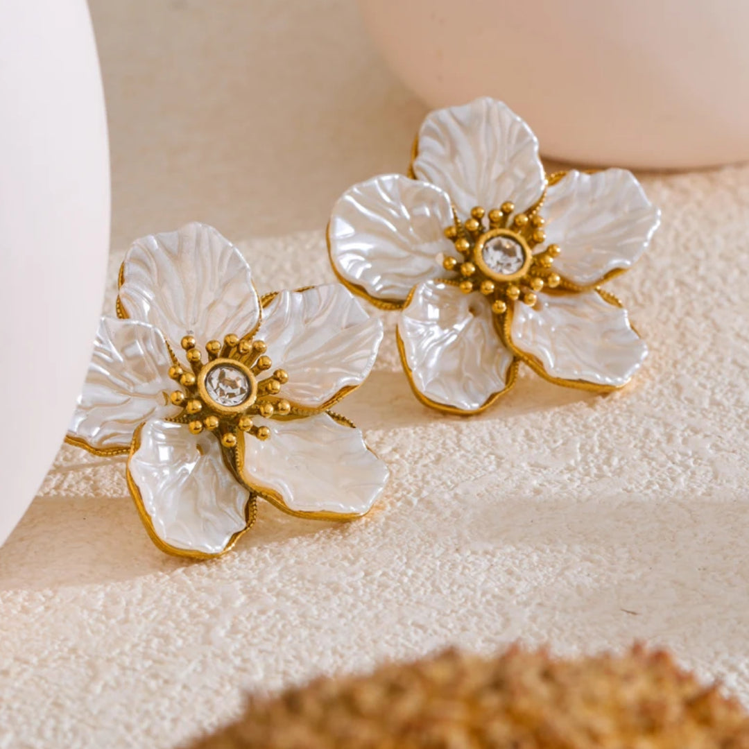 Joyería dorada floral con nácar natural – lenorajewelry.com/pendientes-florencia-brillante, pendientes flor dorada, joyería de flor, pendientes con resina, pendientes elegantes mujer, joyería moderna, acero inoxidable, LENORA joyería
