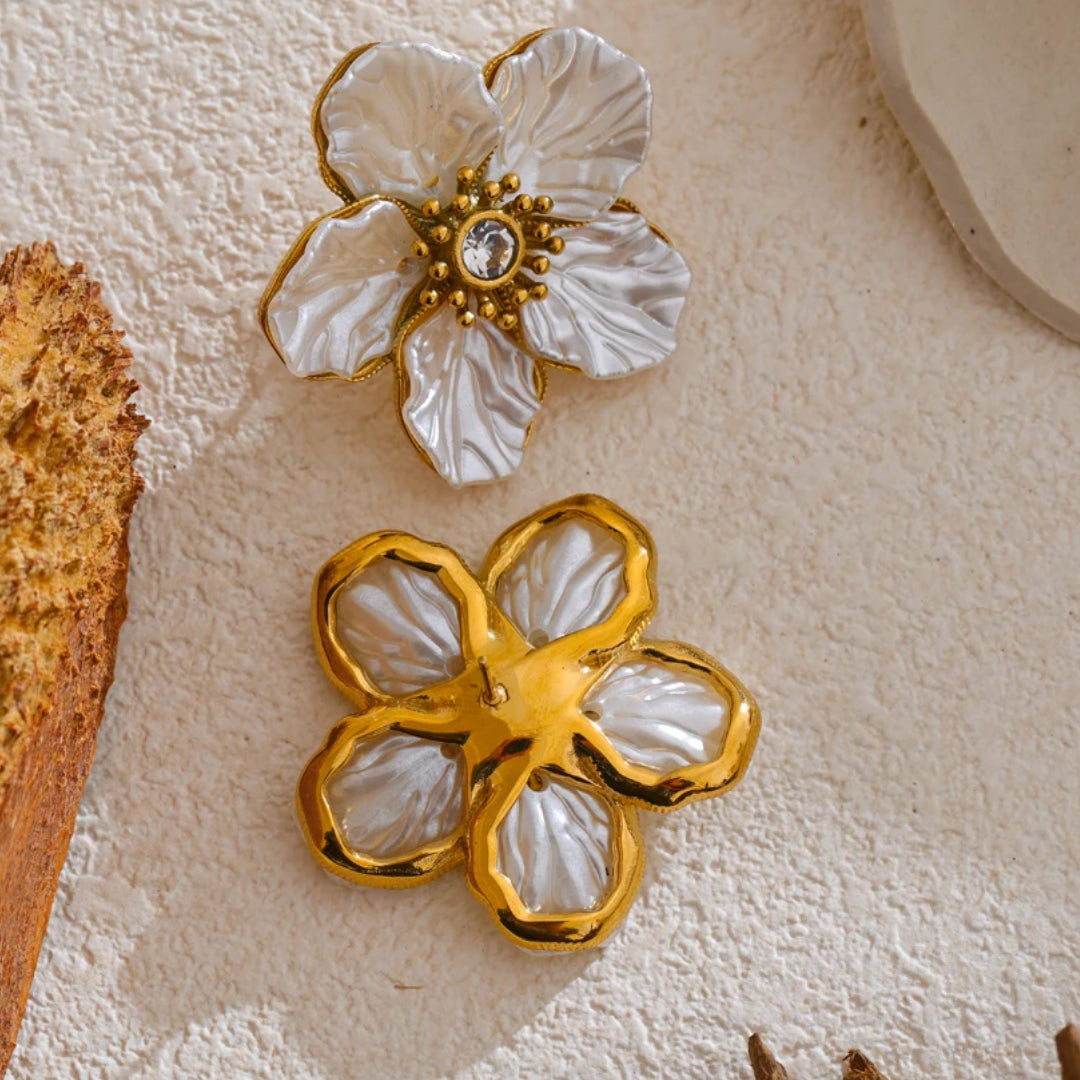 Joyería dorada floral con nácar natural – lenorajewelry.com/pendientes-florencia-brillante, pendientes flor dorada, joyería de flor, pendientes con resina, pendientes elegantes mujer, joyería moderna, acero inoxidable, LENORA joyería