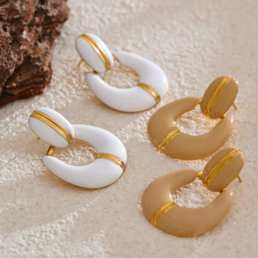 Pendientes Gota Silente en oro 18k y esmalte platino – lenorajewelry.com/pendientes-gota-silente-oro-platino
pendientes de oro, joyería geométrica, pendientes esmaltados, regalo mujer elegante, acero inoxidable oro, LENORA, pendientes minimalistas, joyería moderna