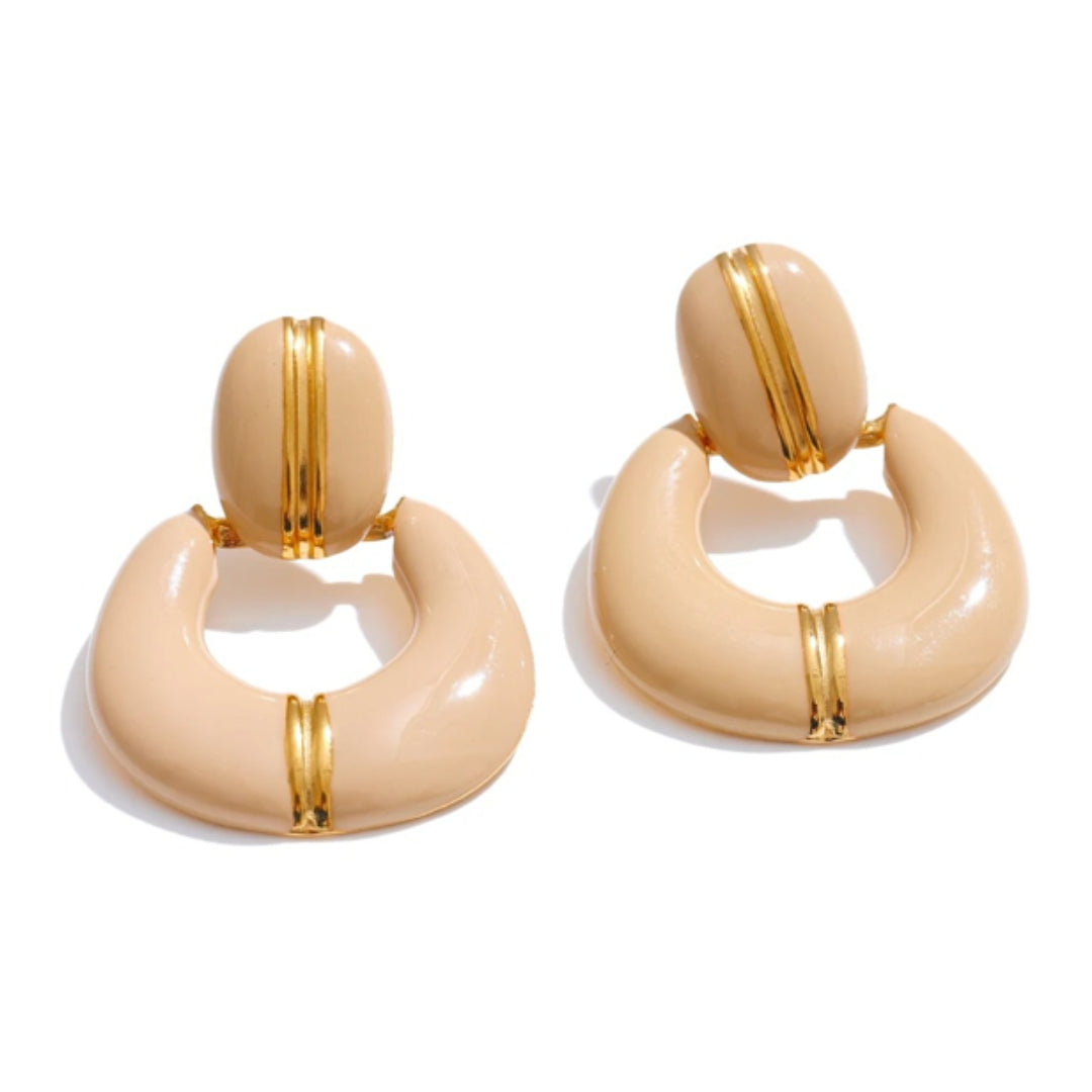 Pendientes Gota Silente en oro 18k y esmalte platino – lenorajewelry.com/pendientes-gota-silente-oro-platino
pendientes de oro, joyería geométrica, pendientes esmaltados, regalo mujer elegante, acero inoxidable oro, LENORA, pendientes minimalistas, joyería moderna