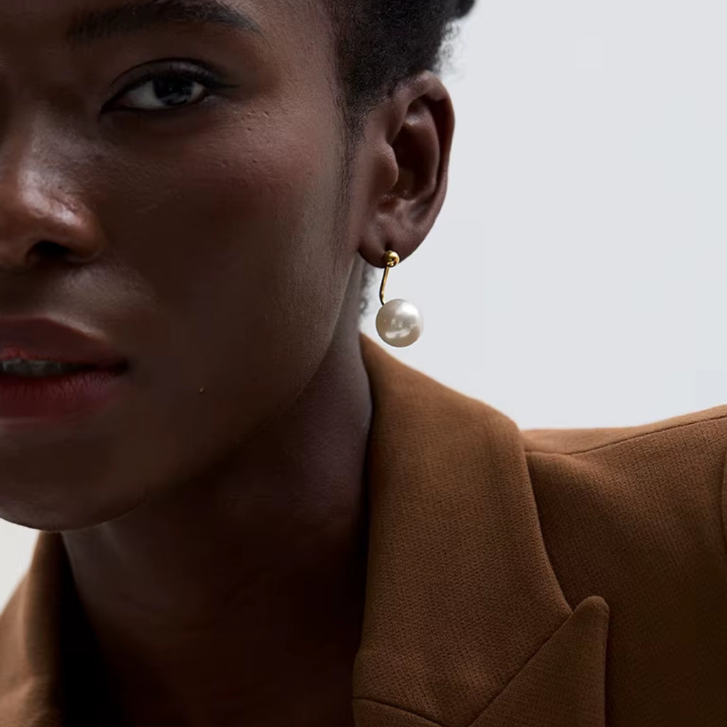 Aretes de acero inoxidable hipoalergénico – lenorajewelry.com/pendientes-kori-perla-oro
pendientes de perlas, joyería coreana, aretes de oro real, accesorios diarios, regalo elegante, LENORA