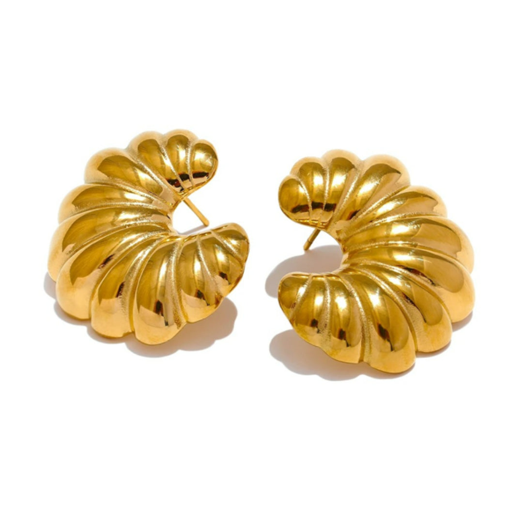 Pendientes Luna Estriada diseño croissant oro 18k – lenorajewelry.com/pendientes-luna-estriada-oro, pendientes croissant, joyería acuática, acero inoxidable oro, lenora, pendientes diseño único, brincos resistentes agua, textura estriada, joyas celestiales, moda rebelde, accesorios curvilíneo