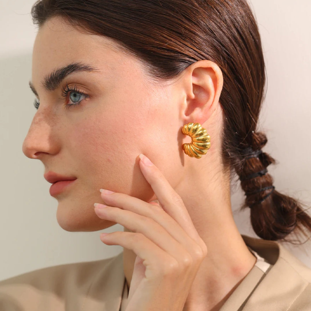 Pendientes Luna Estriada diseño croissant oro 18k – lenorajewelry.com/pendientes-luna-estriada-oro, pendientes croissant, joyería acuática, acero inoxidable oro, lenora, pendientes diseño único, brincos resistentes agua, textura estriada, joyas celestiales, moda rebelde, accesorios curvilíneo