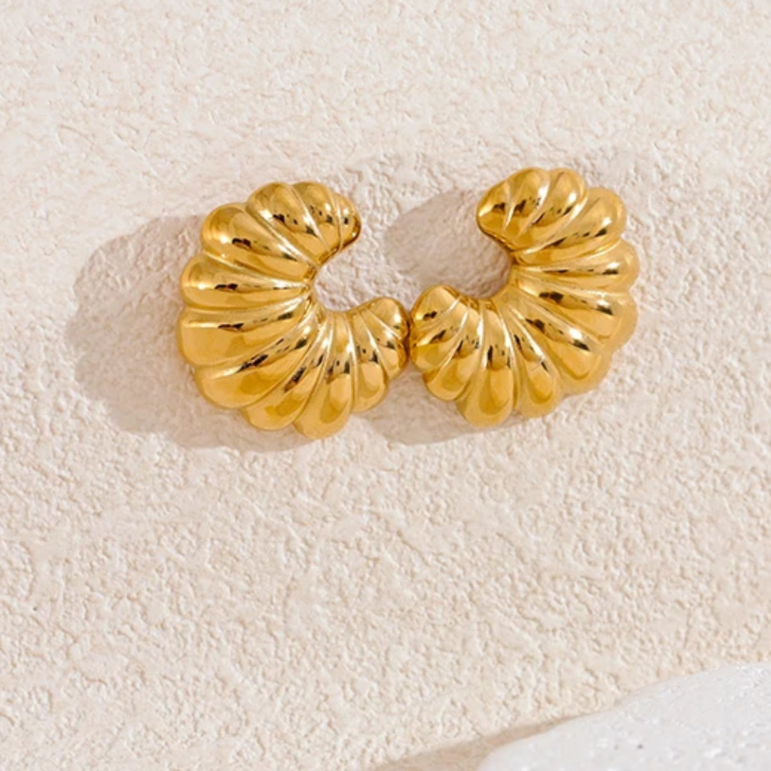 Pendientes Luna Estriada diseño croissant oro 18k – lenorajewelry.com/pendientes-luna-estriada-oro, pendientes croissant, joyería acuática, acero inoxidable oro, lenora, pendientes diseño único, brincos resistentes agua, textura estriada, joyas celestiales, moda rebelde, accesorios curvilíneo