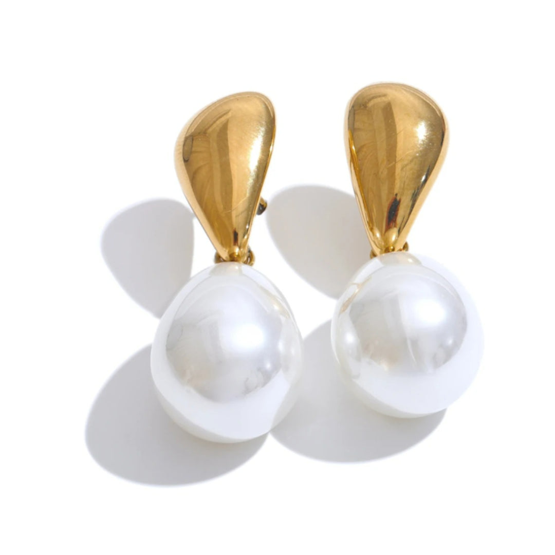 Pendientes Perla Cósmica en oro 18k y perla simulada – lenorajewelry.com/pendientes-perla-cosmica-geometricos
pendientes de perlas, joyería geométrica, pendientes colgantes, regalo mujer elegante, acero inoxidable oro, LENORA, perlas simuladas, joyas diarias, pendientes versátiles

