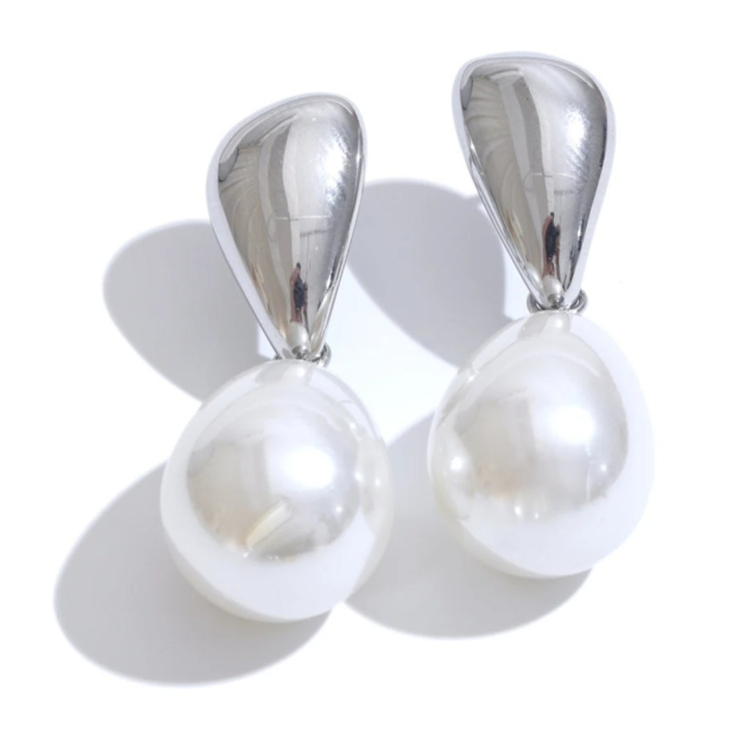 Pendientes Perla Cósmica en oro 18k y perla simulada – lenorajewelry.com/pendientes-perla-cosmica-geometricos
pendientes de perlas, joyería geométrica, pendientes colgantes, regalo mujer elegante, acero inoxidable oro, LENORA, perlas simuladas, joyas diarias, pendientes versátiles

