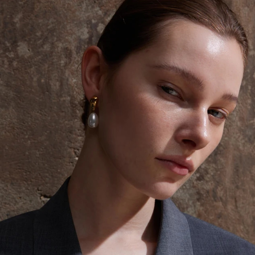 Pendientes Perla Cósmica en oro 18k y perla simulada – lenorajewelry.com/pendientes-perla-cosmica-geometricos
pendientes de perlas, joyería geométrica, pendientes colgantes, regalo mujer elegante, acero inoxidable oro, LENORA, perlas simuladas, joyas diarias, pendientes versátiles

