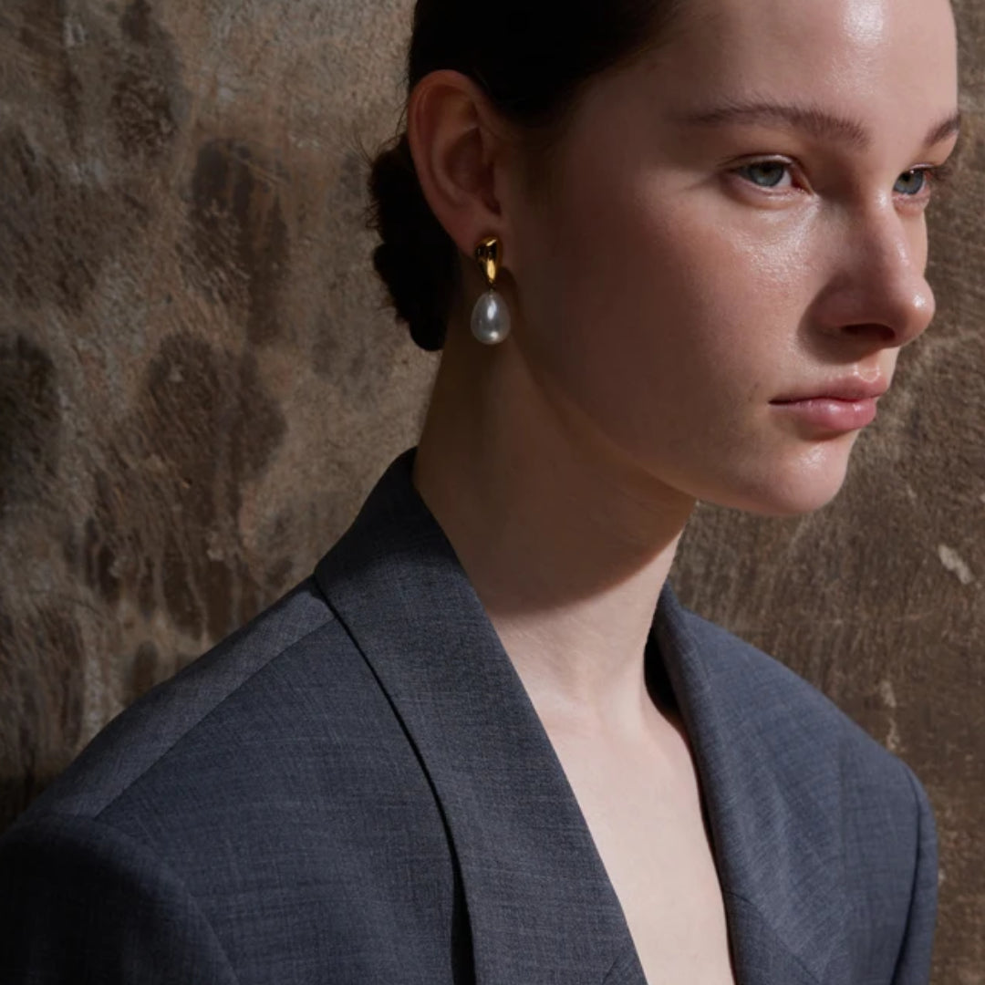 Pendientes Perla Cósmica en oro 18k y perla simulada – lenorajewelry.com/pendientes-perla-cosmica-geometricos
pendientes de perlas, joyería geométrica, pendientes colgantes, regalo mujer elegante, acero inoxidable oro, LENORA, perlas simuladas, joyas diarias, pendientes versátiles

