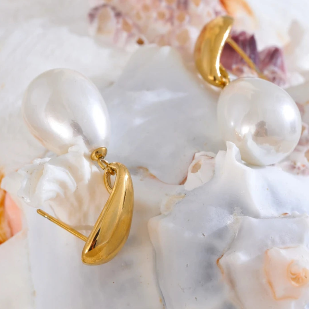 Pendientes Perla Cósmica en oro 18k y perla simulada – lenorajewelry.com/pendientes-perla-cosmica-geometricos
pendientes de perlas, joyería geométrica, pendientes colgantes, regalo mujer elegante, acero inoxidable oro, LENORA, perlas simuladas, joyas diarias, pendientes versátiles

