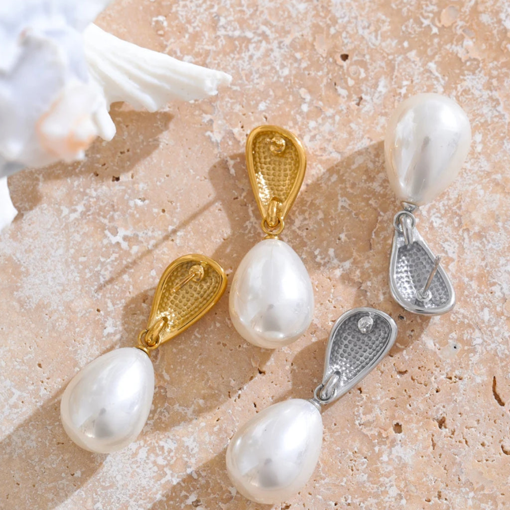 Pendientes Perla Cósmica en oro 18k y perla simulada – lenorajewelry.com/pendientes-perla-cosmica-geometricos
pendientes de perlas, joyería geométrica, pendientes colgantes, regalo mujer elegante, acero inoxidable oro, LENORA, perlas simuladas, joyas diarias, pendientes versátiles

