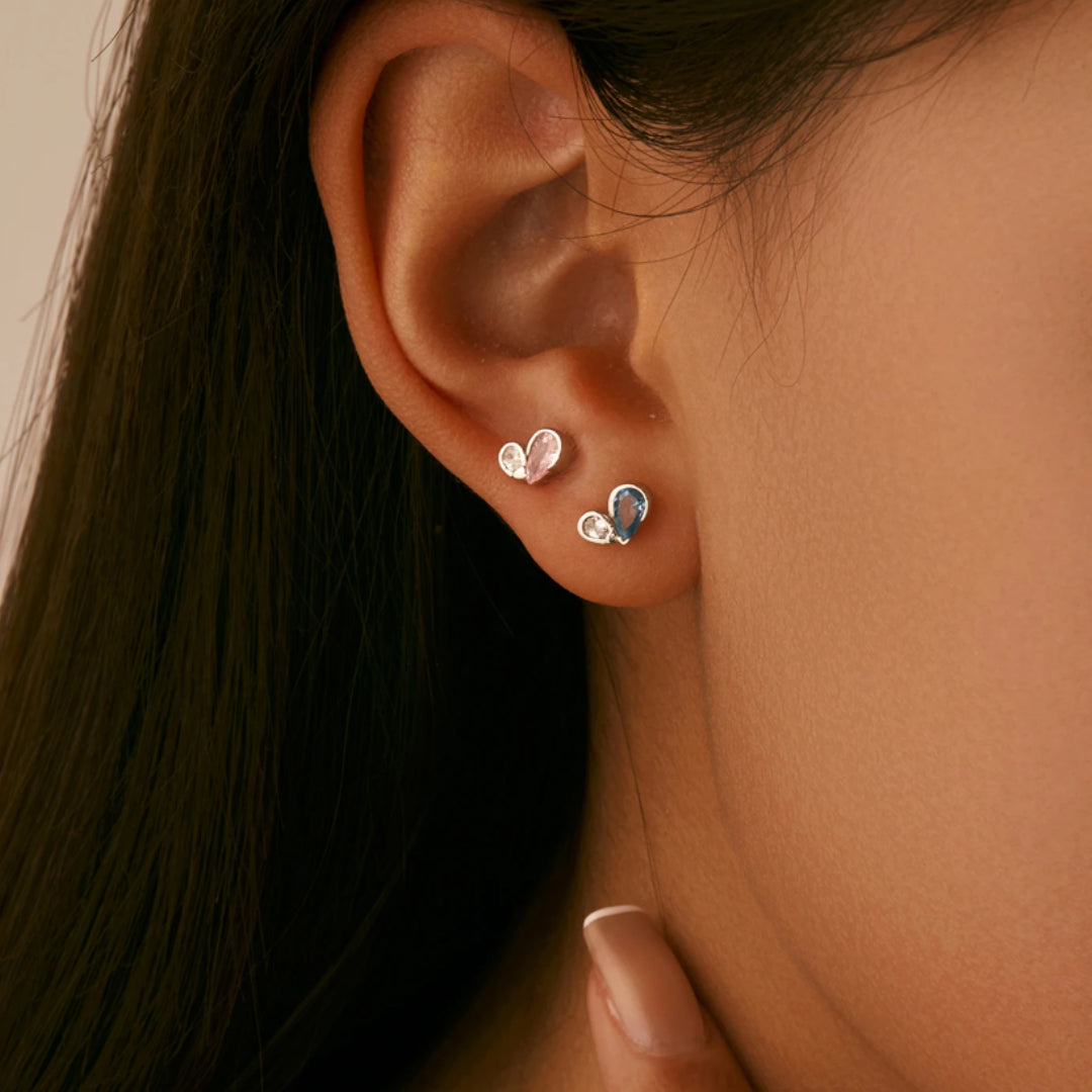 pendientes románticos de corazones, pendientes de corazones con circonitas, pendientes de circonitas coloridas, pendientes románticos, joyería de corazones, pendientes elegantes, pendientes de moda, pendientes de diseño romántico, joyería con circonitas, pendientes de colores, pendientes para mujeres, pendientes de amor, pendientes con piedras preciosas
