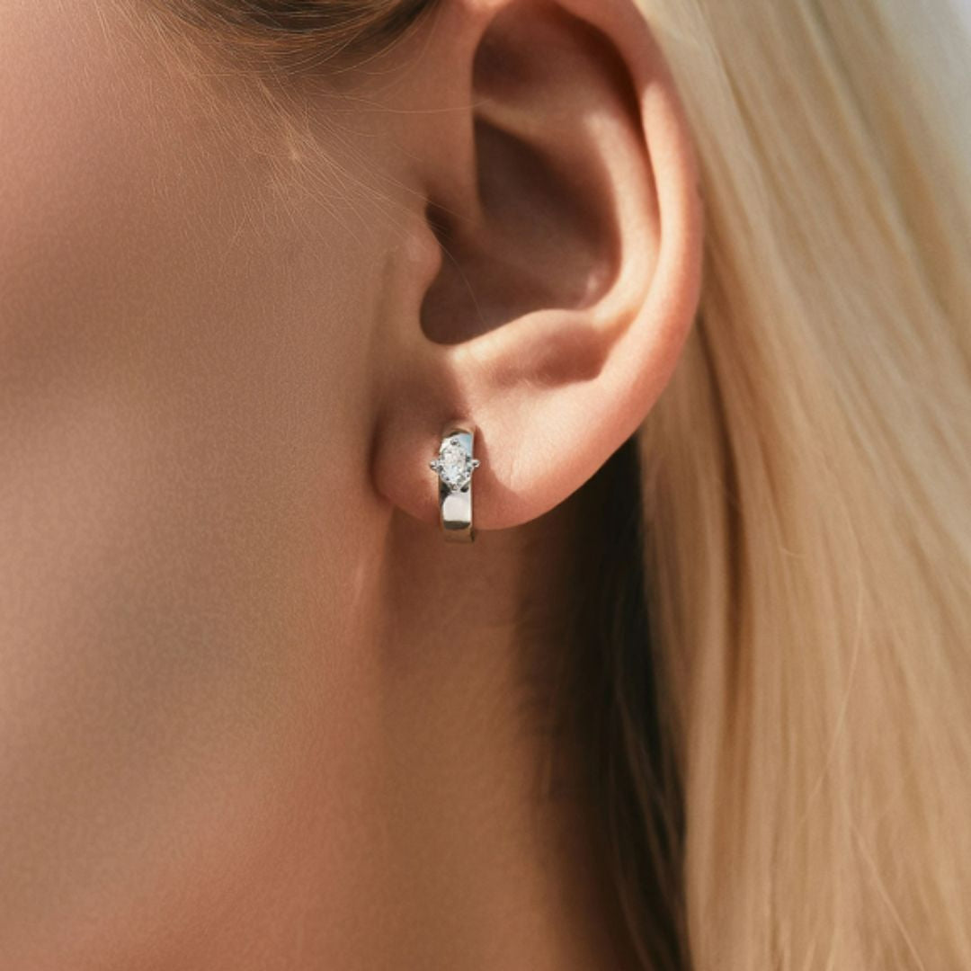 pendientes de aro, pendientes de hebillas redondas, pendientes de moissanite, joyería de moissanite, pendientes elegantes, pendientes de moda, pendientes para mujeres, pendientes de alta calidad