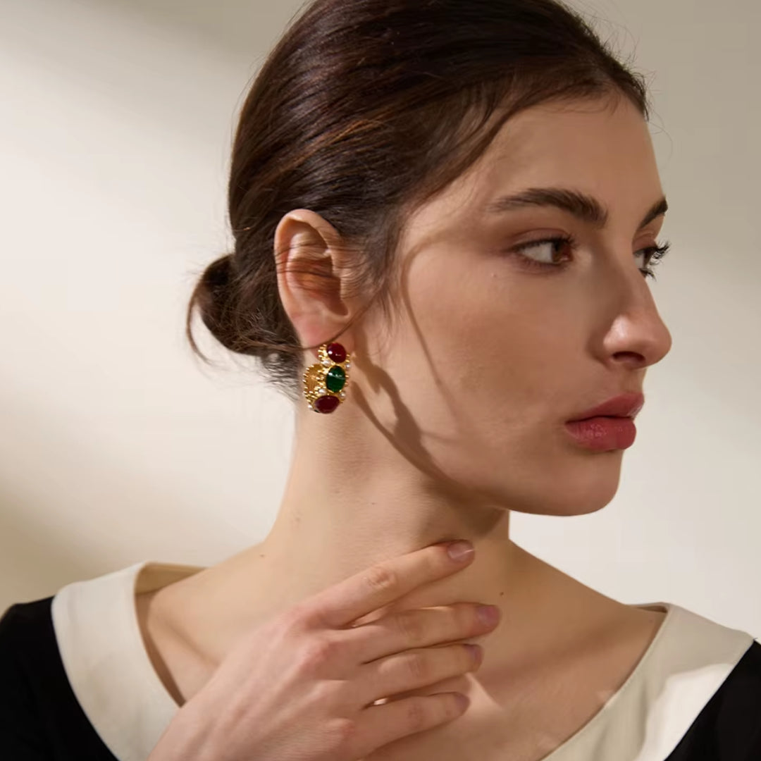 pendientes vintage, aros en forma de C, oro 18k, joyería francesa, Vintage Élan, bisutería dorada, accesorios con perlas, regalos elegantes, joyas con resina