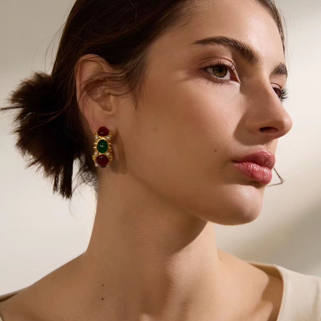 pendientes vintage, aros en forma de C, oro 18k, joyería francesa, Vintage Élan, bisutería dorada, accesorios con perlas, regalos elegantes, joyas con resina