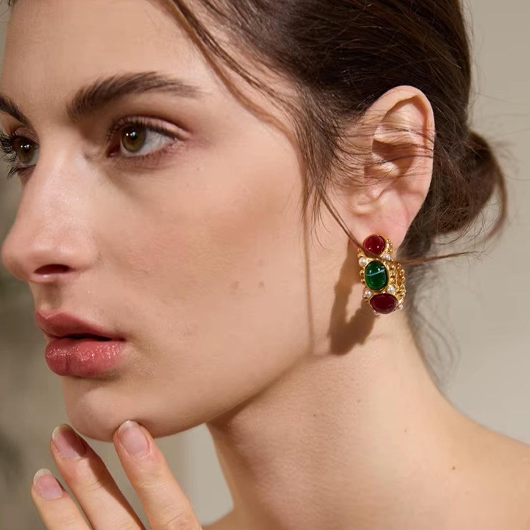 pendientes vintage, aros en forma de C, oro 18k, joyería francesa, Vintage Élan, bisutería dorada, accesorios con perlas, regalos elegantes, joyas con resina