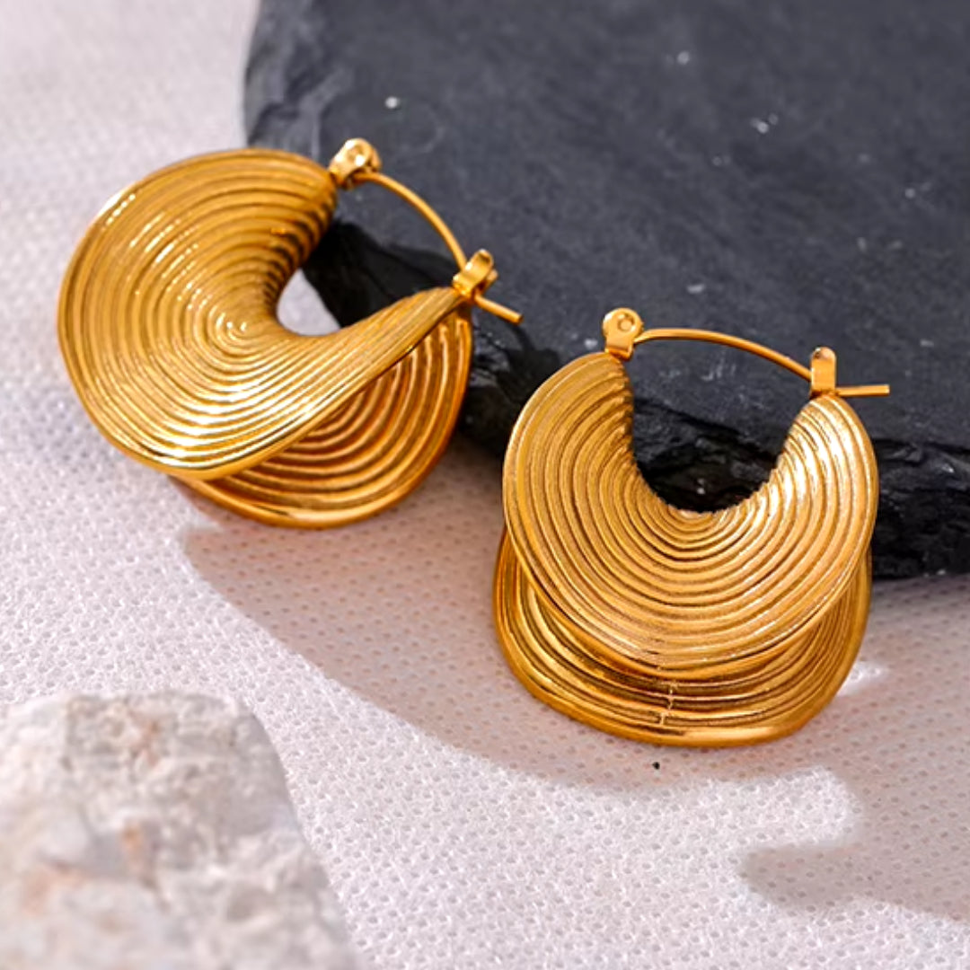 pendientes geométricos, pendientes de aro, acero inoxidable, oro 18K, joyería moderna, pendientes impermeables, pendientes elegantes, pendientes para mujeres, joyería creativa, pendientes chapados en oro