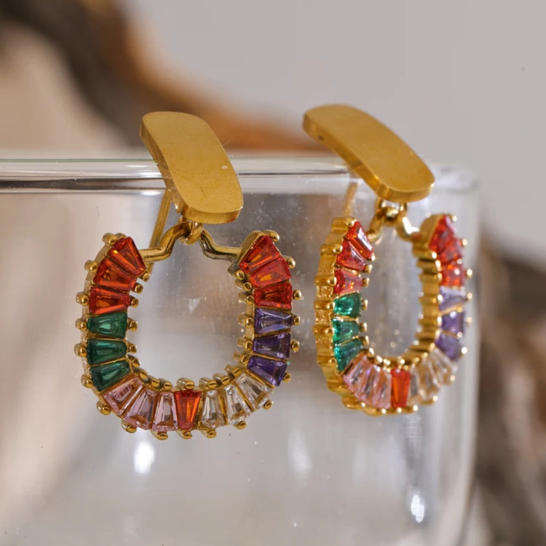 pendientes oro, joyería coreana, aretes geométricos, circonitas coloridas, joyería fina mujer, regalo elegante, acero inoxidable, pendientes moda, LENORA, joyería exclusiva, Pendientes geométricos con circonitas coloridas baño oro – lenorajewelry.com/pendientes-eclipse-cromatico-oro    