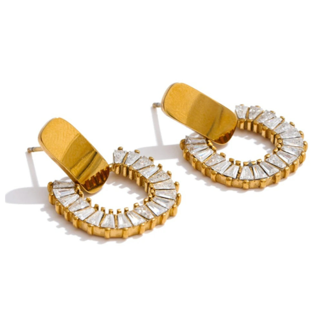pendientes oro, joyería coreana, aretes geométricos, circonitas coloridas, joyería fina mujer, regalo elegante, acero inoxidable, pendientes moda, LENORA, joyería exclusiva, Pendientes geométricos con circonitas coloridas baño oro – lenorajewelry.com/pendientes-eclipse-cromatico-oro    