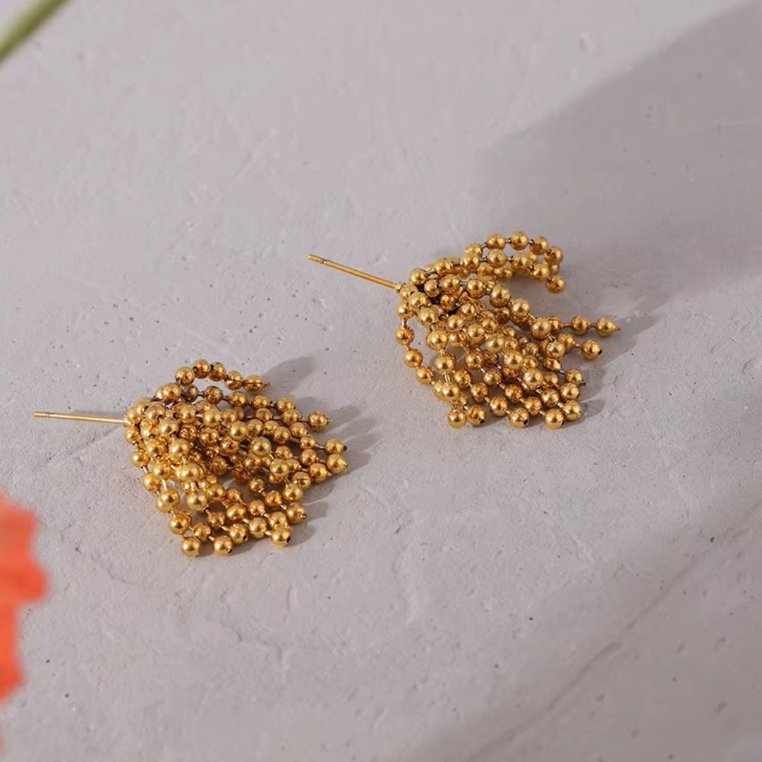 Pendientes geométricos dorados chapados en oro de 18K, inspirados en fuegos artificiales. Elegancia y resistencia al agua en un diseño único.
https://lenorajewelry.com/pendientes-luz-radiante-18k